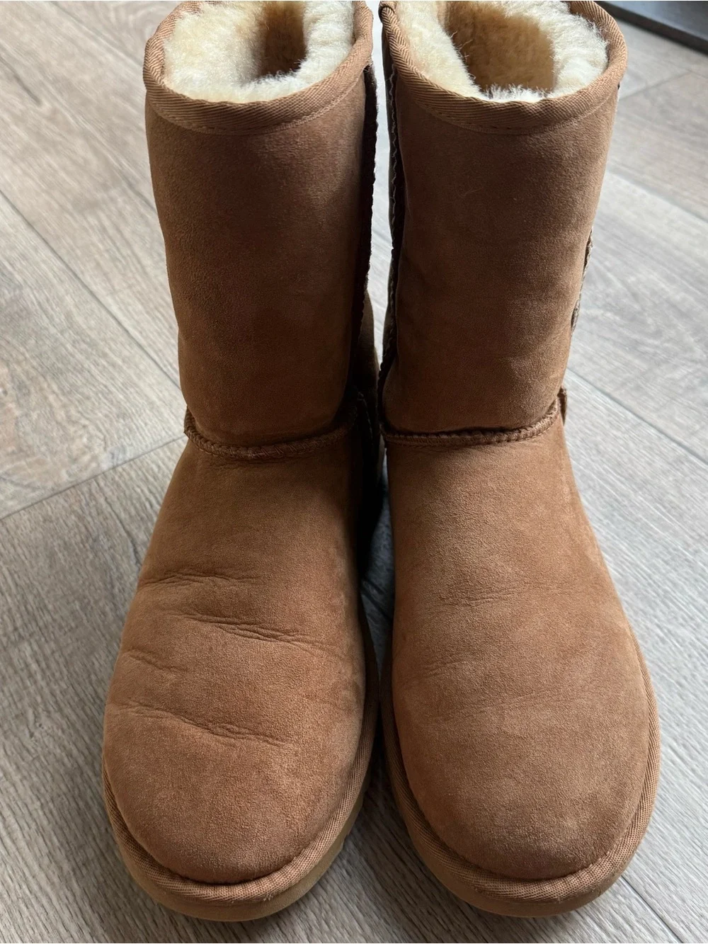 Ugg classic short women size 9 shearling chestnut boots